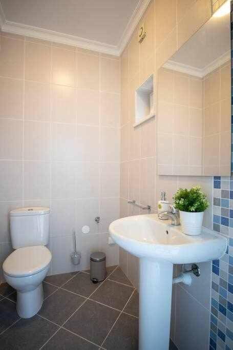Modern 3Br Apt W/ Lg Terrace, Bbq, Ac & Parking Тавира Екстериор снимка