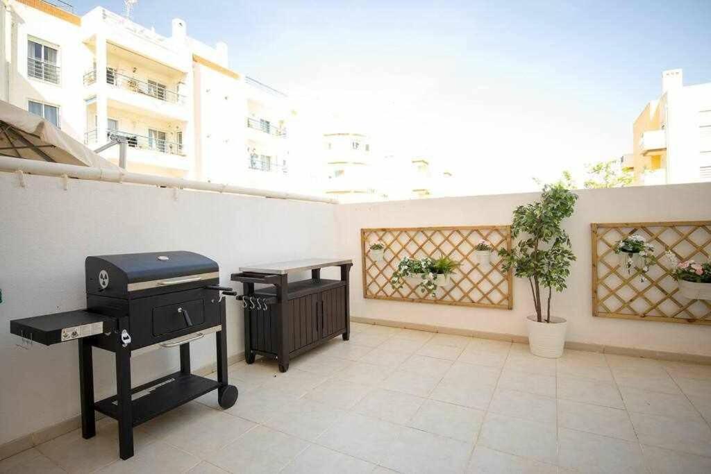 Modern 3Br Apt W/ Lg Terrace, Bbq, Ac & Parking Тавира Екстериор снимка